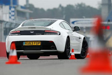 Aston Martin V12 Vantage S, Heckansicht, Slalom
