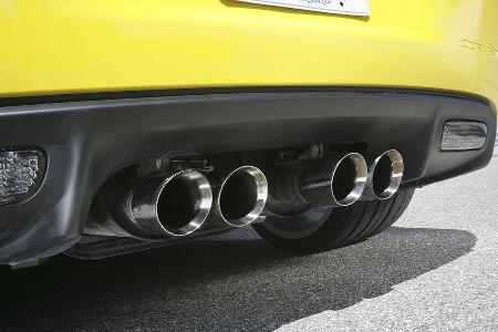 Zeichen der Macht I: vier Endrohre für ein klangliches Halleluja, eine Tachoskala bis 220 Meilen respektive 370 km/h.