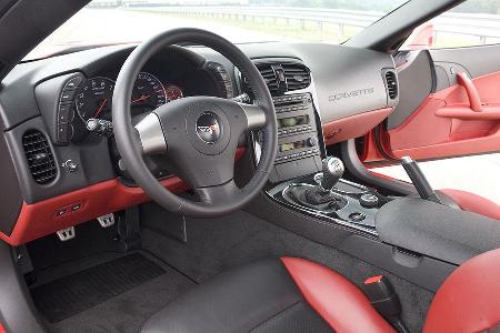 Der Innenraum der ZR1 entspricht dem der Z06, mit einer gelungenen Ergonomie und reichhaltigem Lederbesatz. Auch das Sechsga...