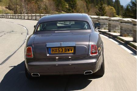 Ansonsten steht der große Wagen ganz in der Tradition seiner mächtigen Vorfahren.