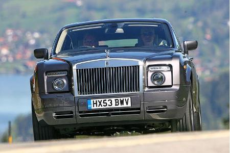 Von vorn wirkt das Coupé mit seinem schrägen Grill etwas weniger staatstragend als die Limousine.