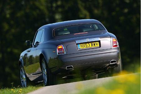 Bei Rolls-Royce atmen zwölf Zylinder durch zwei eher dezente Rohre aus.