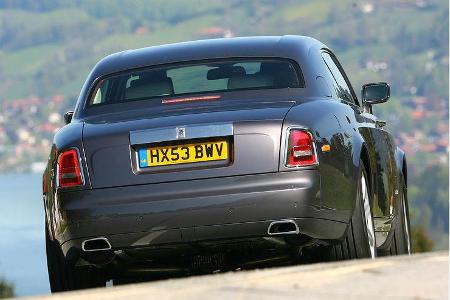 Gegenüber dem technisch weitgehend identischen Cabrio wurde aus diesem Grund die Verwindungssteifigkeit erhöht und die Feder...