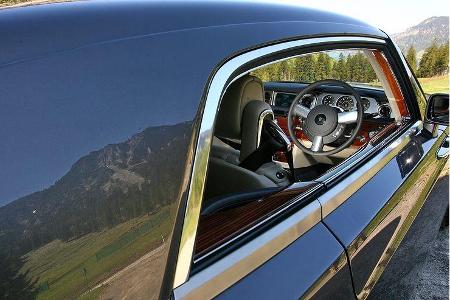 Vier vollständig versenkbare Seitenscheiben - die heute kaum ein Zweitürer mehr zu bieten hat - wurden realisiert.