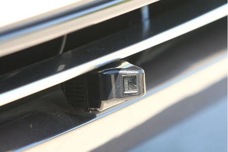 Der Ausfahrtsassistent zeigt dem Fahrer, was seitlich vor der langen Haube passiert.