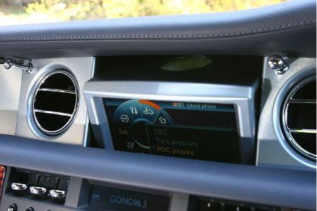 Der Monitor von Navigation und Radio verschwindet auf Knopfdruck und ...