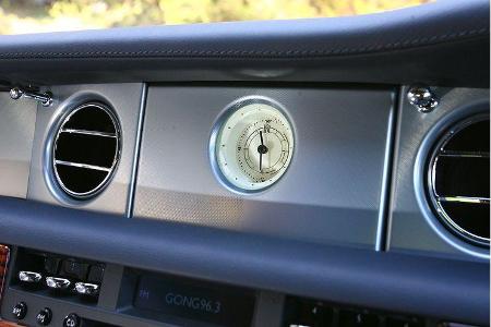 ... gibt den Blick auf eine Analoguhr frei.