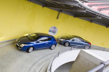 Peugeot RCZ und Renault Mgane Coup im Parkhaus
