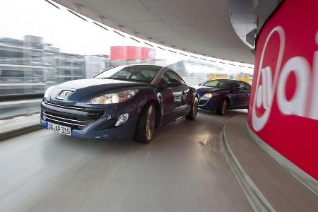 Peugeot RCZ und Renault Mgane Coup im Parkhaus