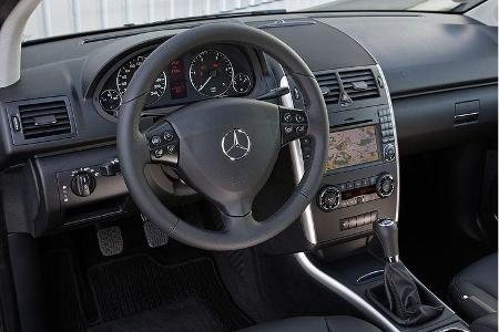 Im Innenraum ist die überarbeitete A-Klasse an etwas größeren Ablagefächern erkennbar.