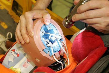 Check für den Dummy. Die Messpuppe ist gespickt mit Sensoren und wird nach den Tests überprüft.