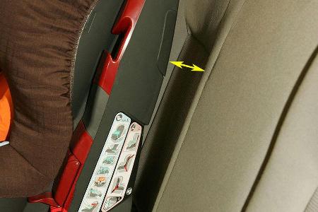 Nach dem Crash steht der Römer Safefix neun Zentimeter weiter vorn, die Isofix-Haken sind verformt.