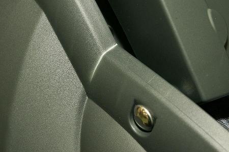 Helle Stellen im Kunststoff sind ein Hinweis auf hohe Unfall-Belastungen.