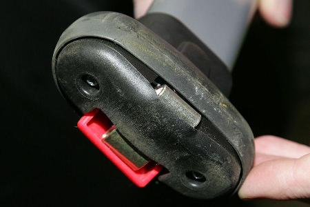 Zusammengestauchtes Crash-Element in der Maxi Cosi-Isofix-Fußstütze.