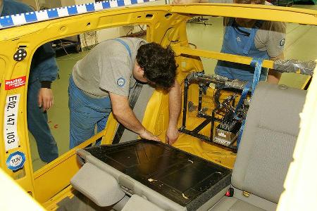 Nach jedem Test werden Isofix-Bügel oder Sicherheitsgurt gewechselt.