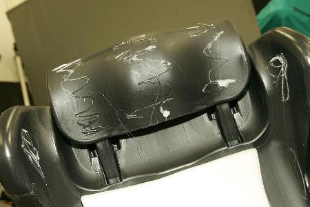 ... mangelhafte Klebeverbindung für das Sitzpolster.