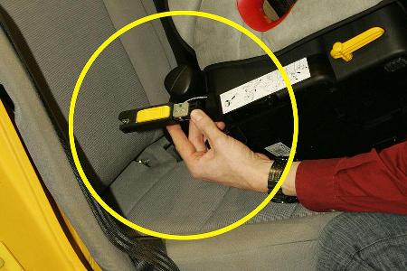 Sichtbarer Sachen an der Isofix-Zunge des Recaro Monza Seatfix.