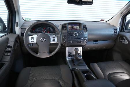 Nissan Navara 2.5 dCi, Cockpit