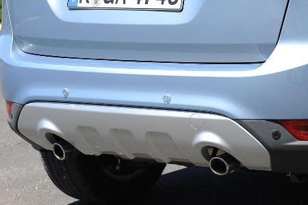 Zwei in den Unterfahrschutz integrierte Auspuff-Endrohre runden den bulligen Auftritt des Kuga ab.