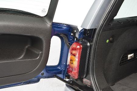 Die Leuchtenausschnitte und Scharniere sind teure Einzellösungen.