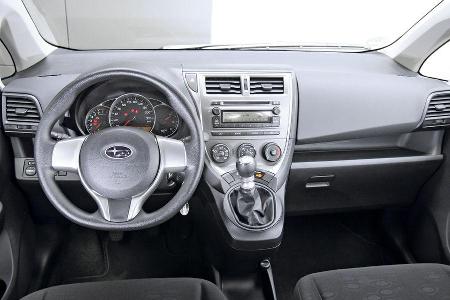 Üppig: Sieben Airbags, ESP, CD-Radio und Klimaanlage sind im Subaru Trezia Serie.
