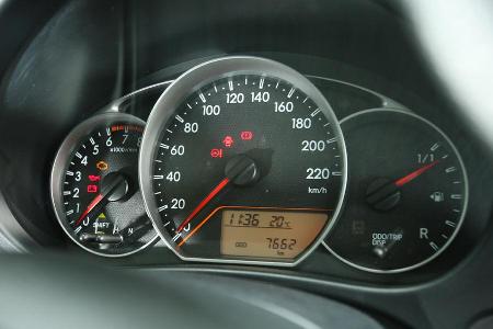 Die Tachoanzeige, vor dem Drehzahlmesser und der Tankanzeige, dominiert den Bereich vor dem Lenkrad.