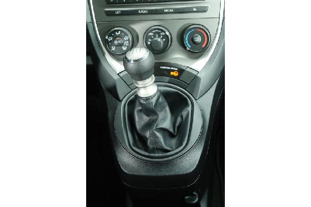 Der Schalthebel sitzt wie im Toyota Verso-S leicht erhöht vor der Mittelkonsole.