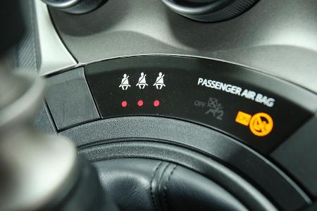 Am Übergang von Schalthebel und Mittelkonsole befindet sich die Gurtwarn-Anzeige und die Info zur Airbag-Aktivität.
