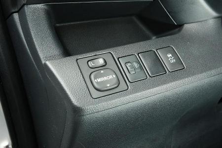 Links neben dem Lenkrad werden die elektrisch einstellbaren Außenspiegel bedient und ESP ein- oder ausgeschalten.