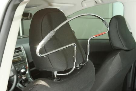 Der Business-Partner: An der Kopfstütze der vorderen Sitze kann ein Kleiderbügel angebracht werden.