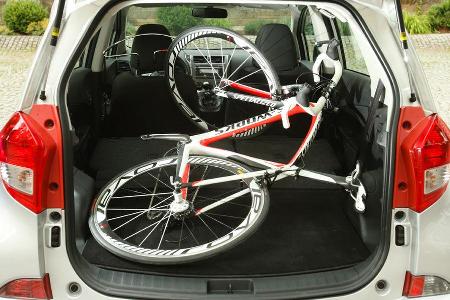 Werden die Rücksitze des Subaru Trezia umgeklappt passen 1.388 Liter Gepäck rein - oder ein Fahrrad.