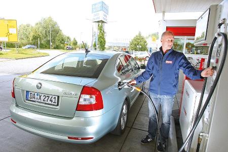 Skoda Octavia 1.6 LPG, Tankstelle