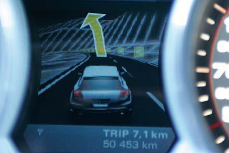 Im Sport-Modus zeigt das Navigationsgerät für den nächsten Streckenabschnitt nicht allein die Kurven, sondern auch den passe...