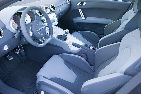 Neues steckt in vielen Details: Die Sitzbezüge wirken beispielsweise wie feinstes Leder, sind aber aus Kunststoff.