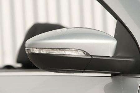 Hell: Serienmäßig hat jeder VW Eos integrierte Blinker in den Außenspiegeln.