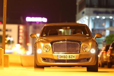 Bentley Mulsanne, Frontbild, Stand, bei Nacht