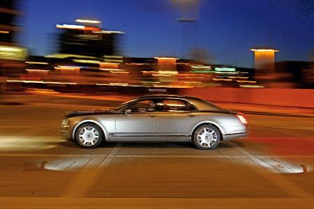 Bentley Mulsanne, Seitenansicht, Fahrt, bei Nacht