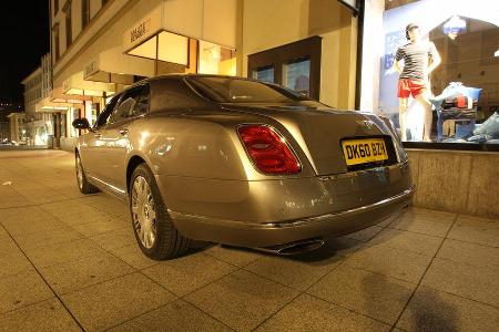 Bentley Mulsanne, schrg hinten, Stand, bei Nacht