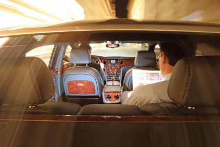 Bentley Mulsanne, von hinten, Fahrt, Fahrer, Detail