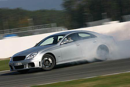 Mattschwarz als Ausdruck herber Männlichkeit: markenloser Kühlergrill und dunkle Felgen.