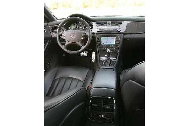 Beeindruckend konsequent verteilt Brabus innen Carbon und weiches Leder.