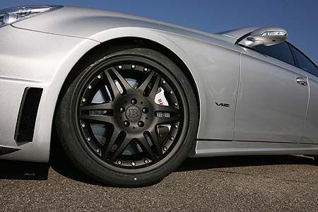 Mächtige Zwölfkolben-Keramikbremsen sind echte Hinlanger.