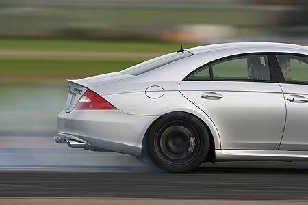 Verzweifelt ringen die 285er-Hinterreifen um Fassung, doch dann gibt es kein Halten mehr.