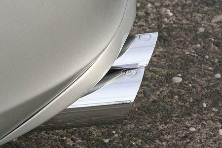 Verchromte Auspufendrohre zeigen, wo der Brabus Rocket sein Ende hat.