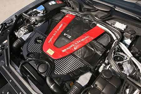 Diese schmucklose Abdeckung hat der V12-Potentat nicht verdient. Sichtcarbon wäre ganz schick.