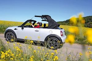 Mini Cooper Cabrio, Seitenansicht, öffnendes Dach