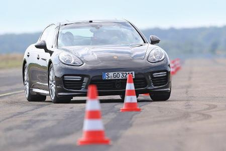 Porsche Panamera, Frontansicht, Slalom