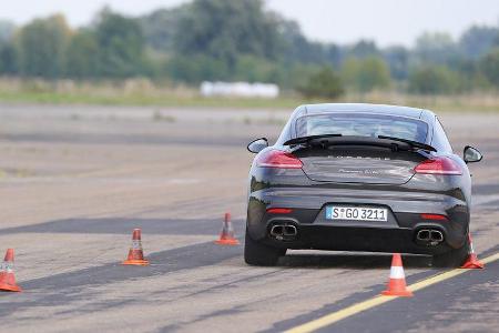 Porsche Panamera, Heckansicht, Slalom