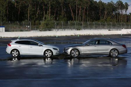 Mercedes S 500 L, Volvo V40, Seitenansicht