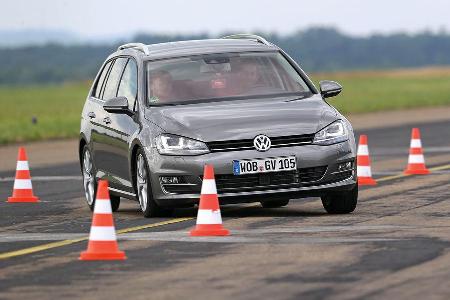 VW Golf Variant 2.0 TDI, Frontansicht, Slalom
